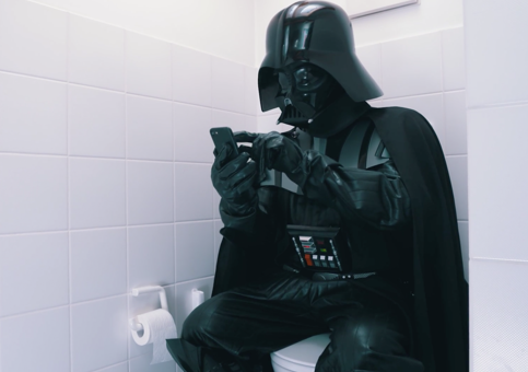 Darth Vader checkt E-Mails auf dem stillen Örtchen. 